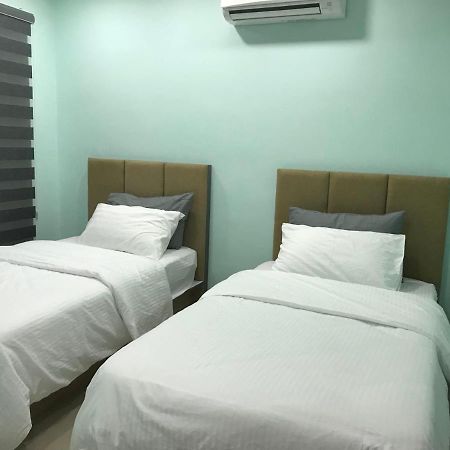 Homestay Stardow~星窗名宿~ Джохор Бахру Екстериор снимка