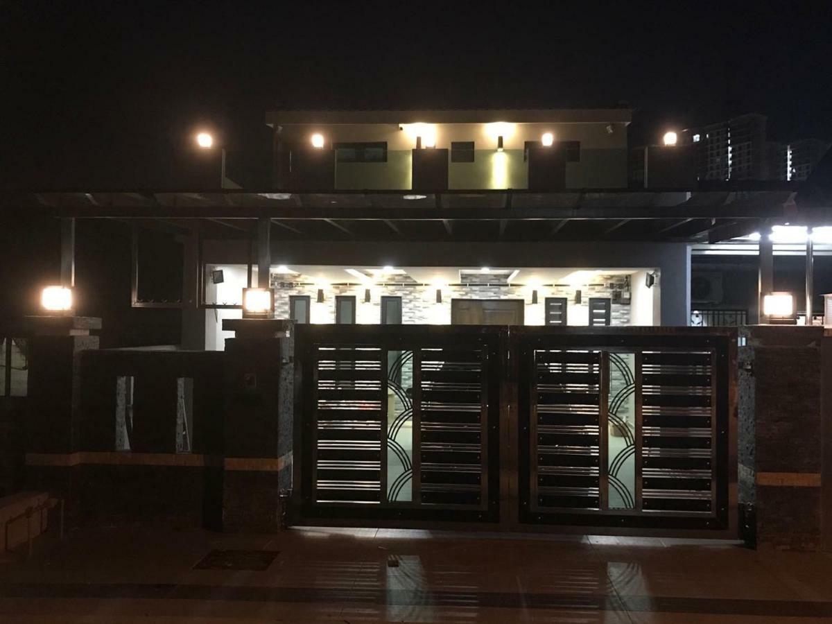 Homestay Stardow~星窗名宿~ Джохор Бахру Екстериор снимка